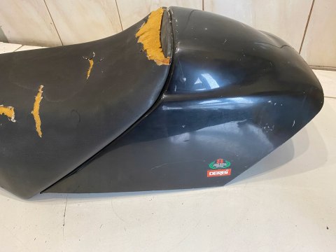 DERBI VAMOS 50 125 SIEDZENIE FOTEL KANAPA OWIEWKA OSŁONA PLASTIK