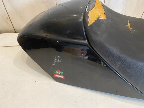 DERBI VAMOS 50 125 SIEDZENIE FOTEL KANAPA OWIEWKA OSŁONA PLASTIK
