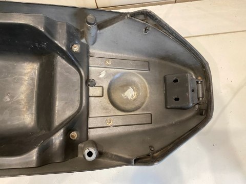 DERBI VAMOS 50 125 SIEDZENIE FOTEL KANAPA OWIEWKA OSŁONA PLASTIK