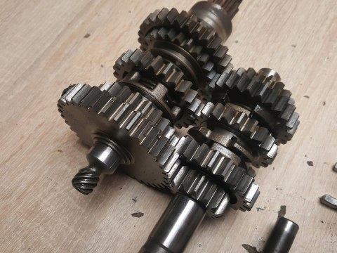 SUZUKI LS 650 SAVAGE SKRZYNIA BIEGÓW WODZIKI KPL