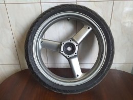 KOŁO FELGA PRZÓD TRIUMPH 955I SPRINT