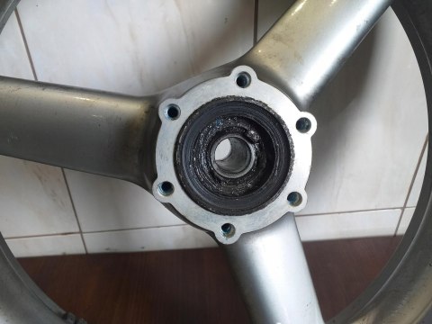 KOŁO FELGA PRZÓD TRIUMPH 955I SPRINT